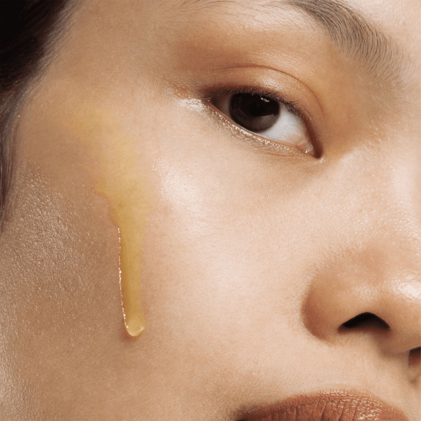Immagine della texture sul viso di Eversolution Serum di Bonjour La Vie