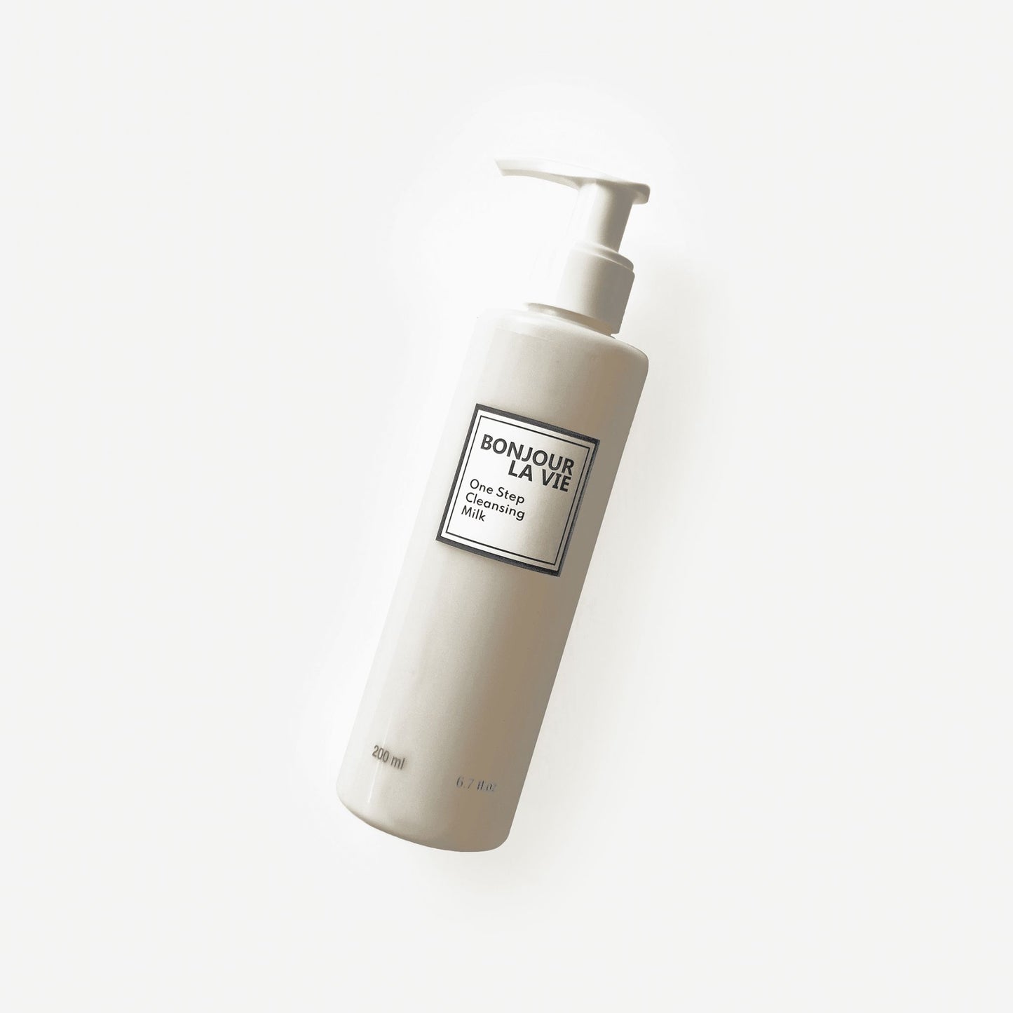 Immagine su fondo bianco del flacone inclinato di One Step Cleansing Milk Latte detergente da 200 ml di Bonjour La Vie