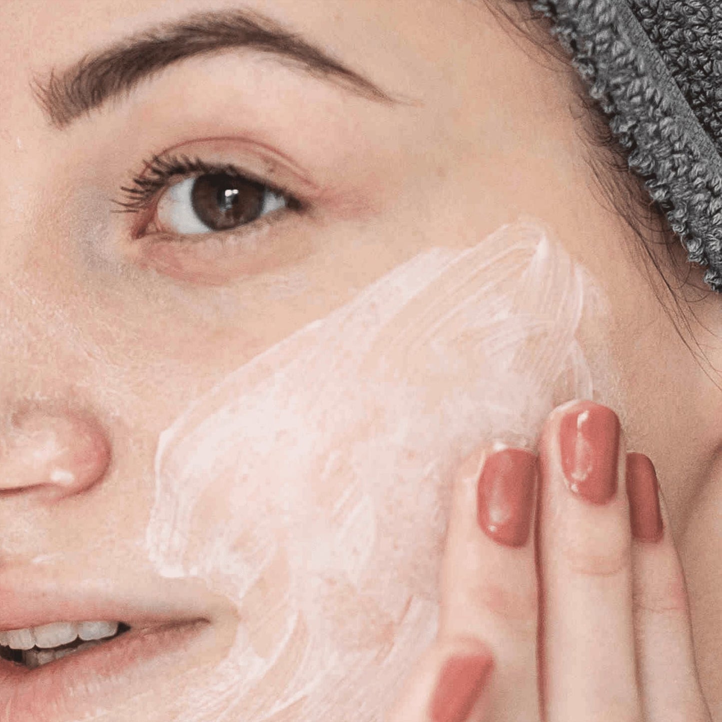 Immagine della texture sul viso di One Step Cleansing Milk Latte detergente da 200 ml di Bonjour La Vie
