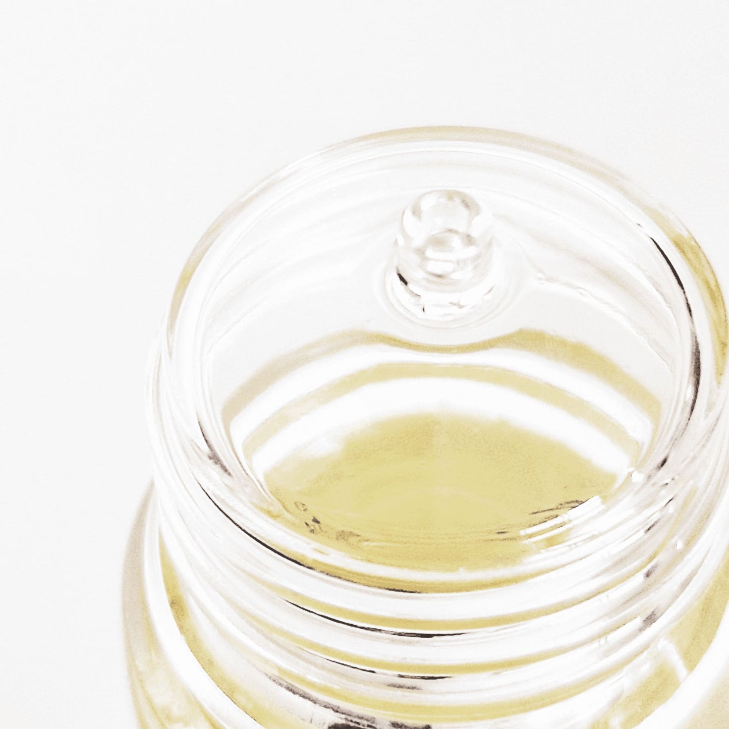 Immagine su fondo bianco del dettaglio del contagocce integrato del flacone di Rebalancing Serum da 30 ml di Bonjour La Vie