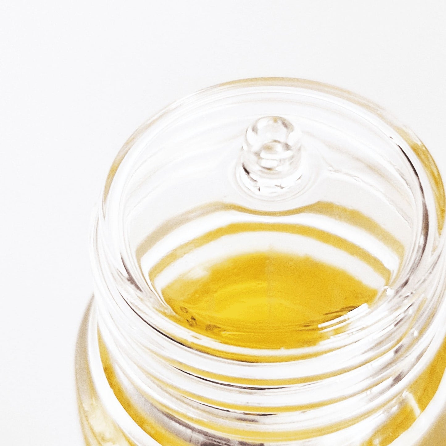 Immagine su fondo bianco del dettaglio del contagocce integrato del flacone di Replenish Serum Oil
da 30 ml di Bonjour La Vie