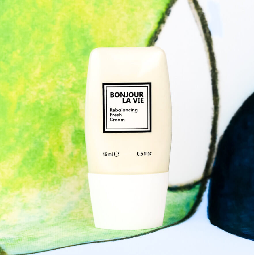 Immagine della crema Rebalancing Fresh con un particolare del dipinto dal quale sono tratti i packaging sullo sfondo