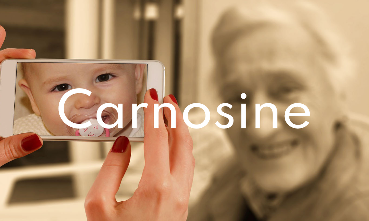 Immagine di una donna anziana che appare come una neonata attraverso lo schermo del telefono. Non è una immagine realistica, ma sta ad indicare che la Carnosina aiuta la ridare tonicità alla pelle e ridurre le piccole rughe