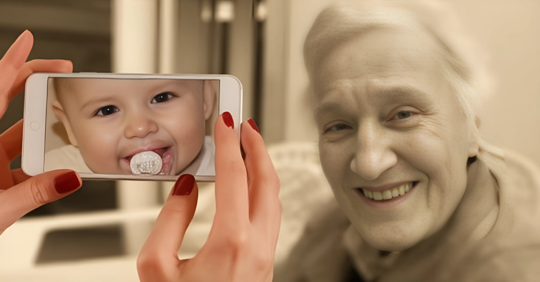 Immagine di una donna che fotografa la sua nonna anziana e sul telefono appare una neonata