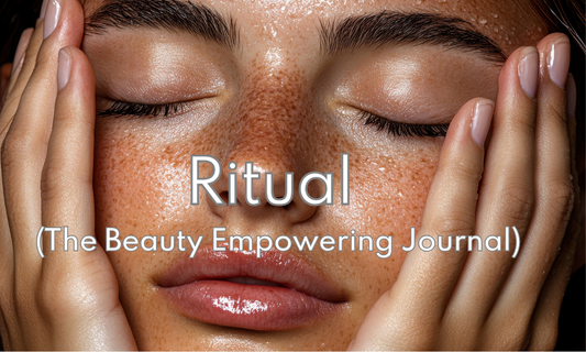 Ragazza di carnagione medio scura che si tiene il viso tra le mani serenamente