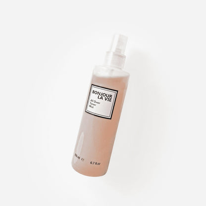 Immagine del flacone inclinato dl Tonico Viso e Corpo di Bonjour La Vie con Spray su fondo bianco