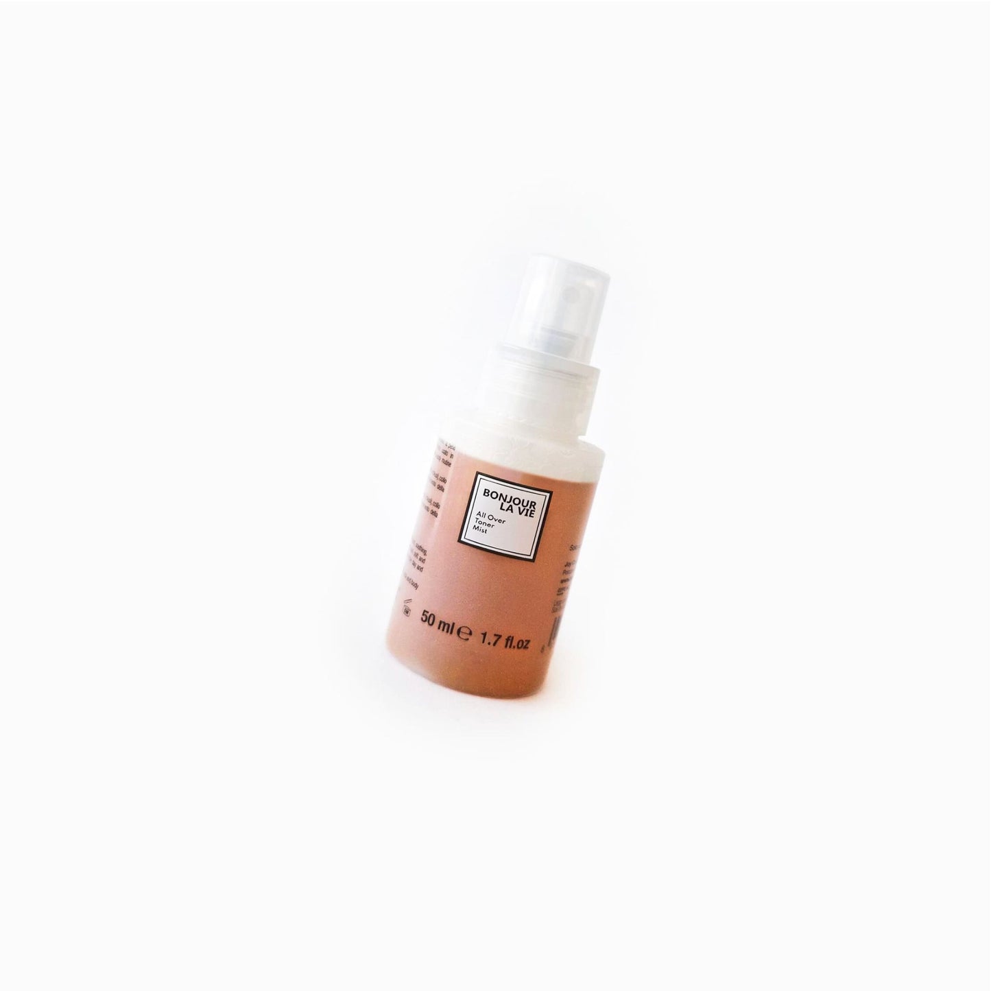 Immagine del flacone di All Over Toner Mist da 50 ml Journey Edition su fondo bianco inclinato