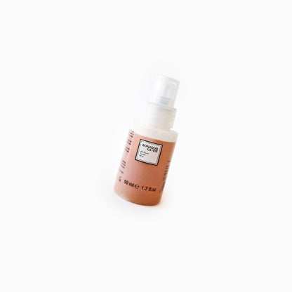 Immagine del flacone di All Over Toner Mist da 50 ml Journey Edition su fondo bianco inclinato