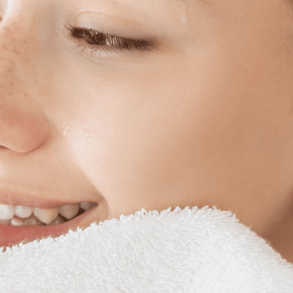 Immagine della texture delTonico Viso e Corpo di Bonjour La Vie con Spray sul viso