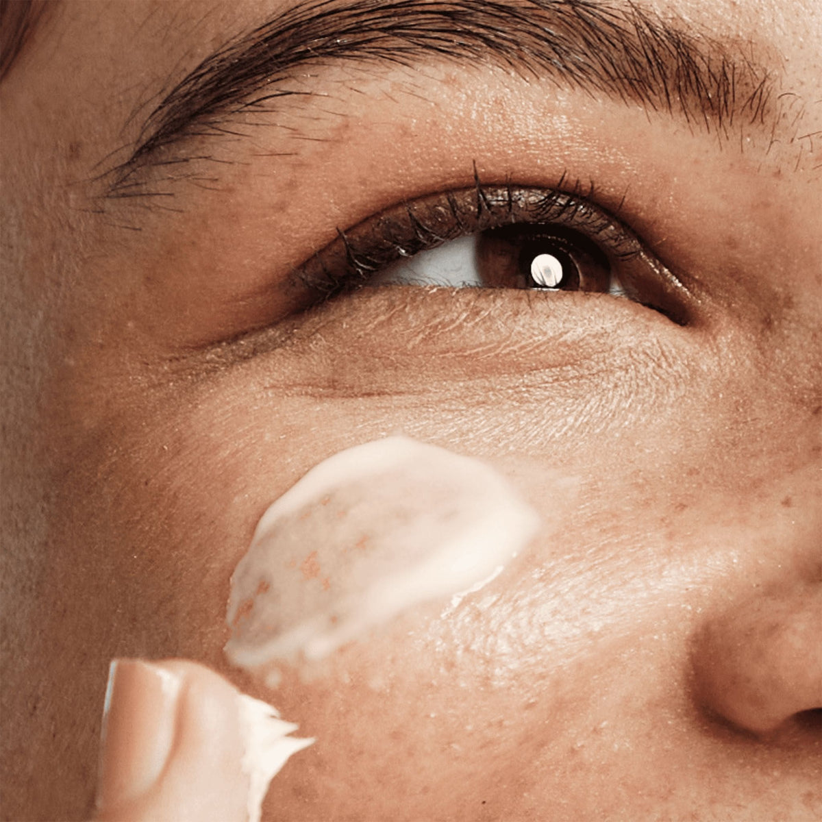 Immagine close-up della texture della Day And Night BioRevitalizing Cream di Bonjour La Vie sul viso.