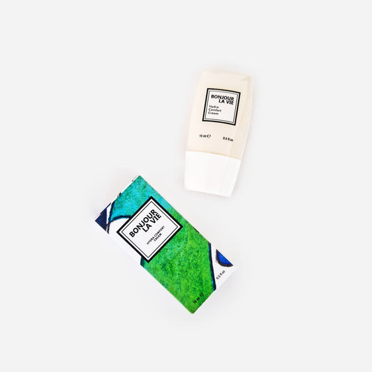 Immagine del flacone e dell'astuccio di Hydra Comfort Cream di Bonjour La Vie nel formato da 15 ml della Journey Edition su fondo bianco