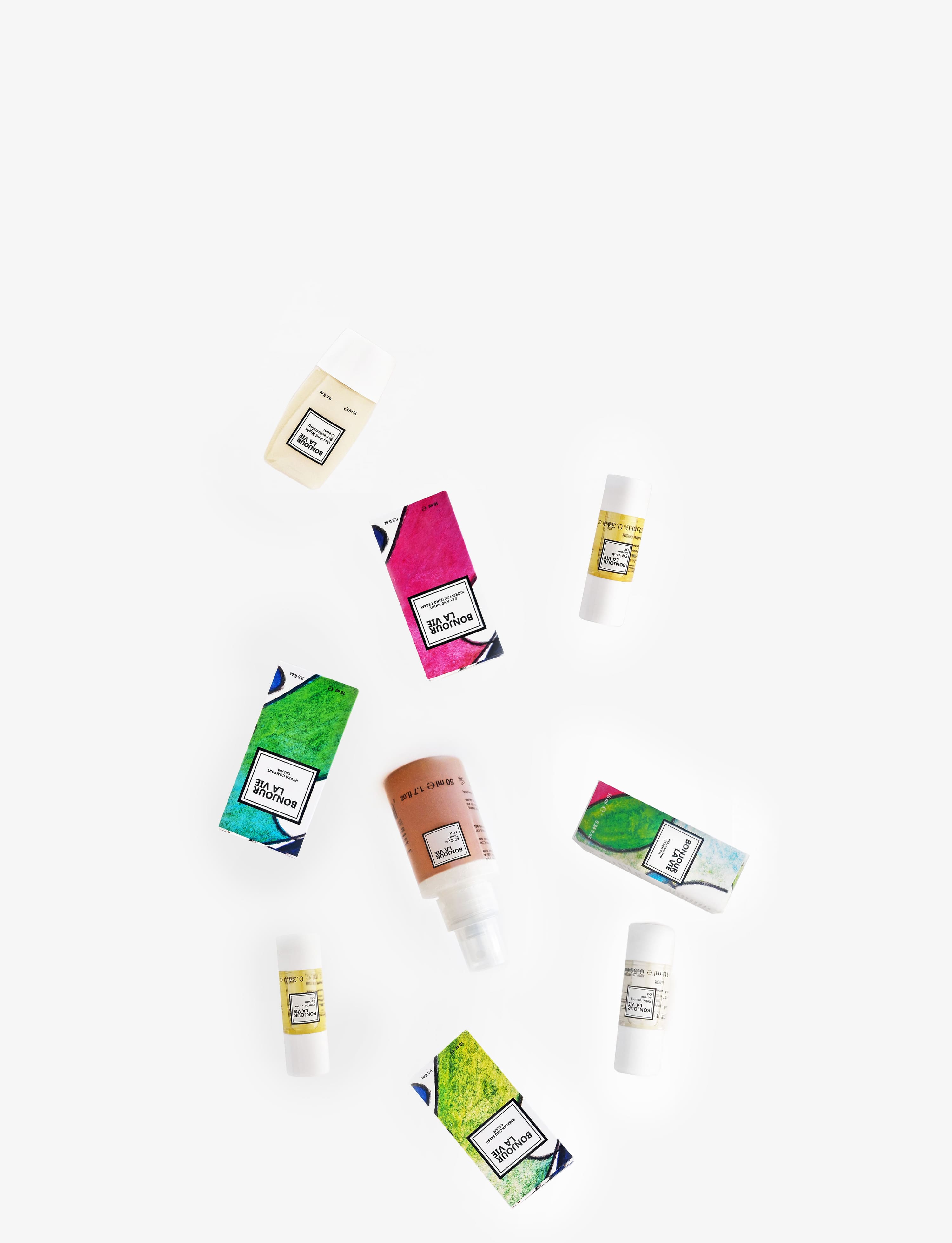 Immagine di fondo bianco dei 9 prodotti che compongono la Journey Edition di Bonjour La Vie