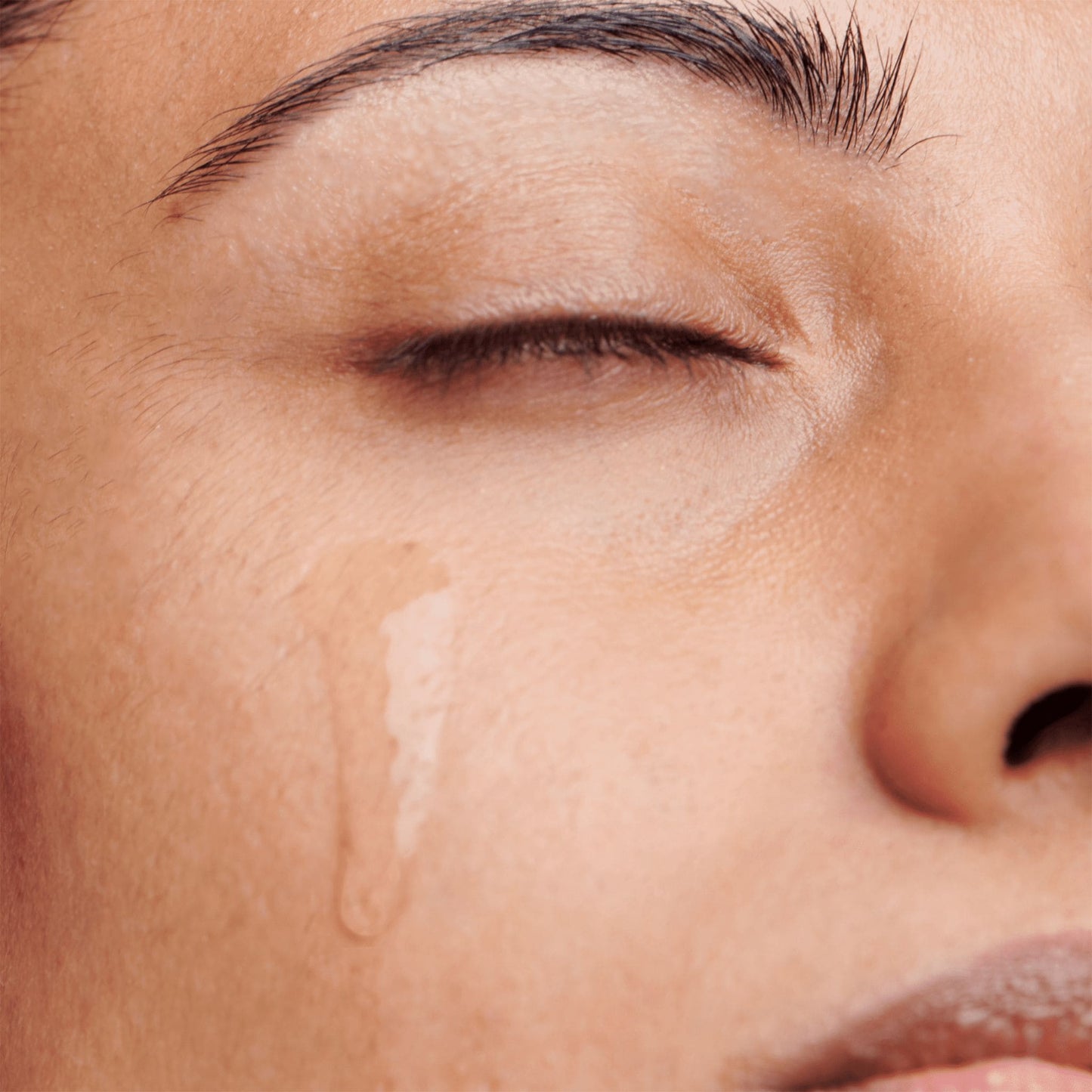 Immagine della texture sul viso di Rebalancing Serum da 30 ml di Bonjour La Vie
