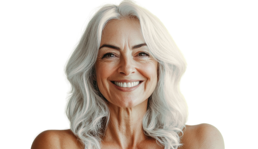 Donna matura con i capelli bianchi sorridente, perchè Bonjour La Vie è Empowering, non conta la tua età a la qualità della tua vita
