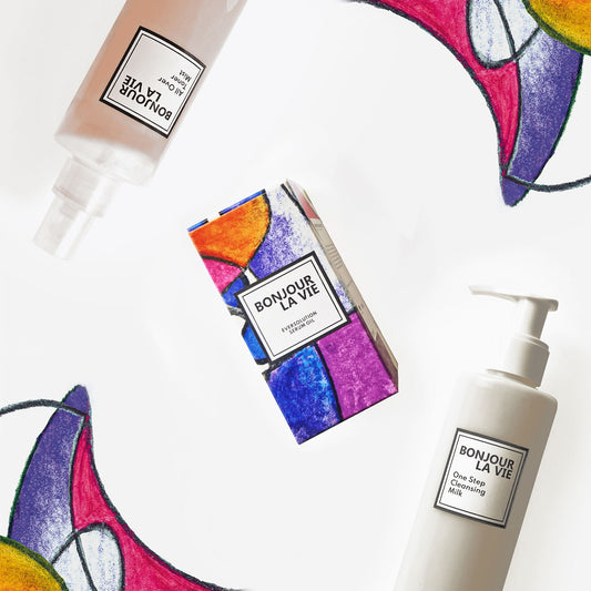 Immagine dei tre prodotti di Bonjour La Vie che compongono la Routine per pelli delicate ovvero All Over Toner Mist, EverSolution Serum Oil e One Step Cleansing Milk su fondo bianco con due elementi decorativi