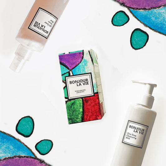 Immagine dei tre prodotti di Bonjour La Vie che compongono la Routine per pelli grasse ovvero All Over Toner Mist, Rebalancing Serum Oil e One Step Cleansing Milk su fondo bianco con due elementi decorativi
