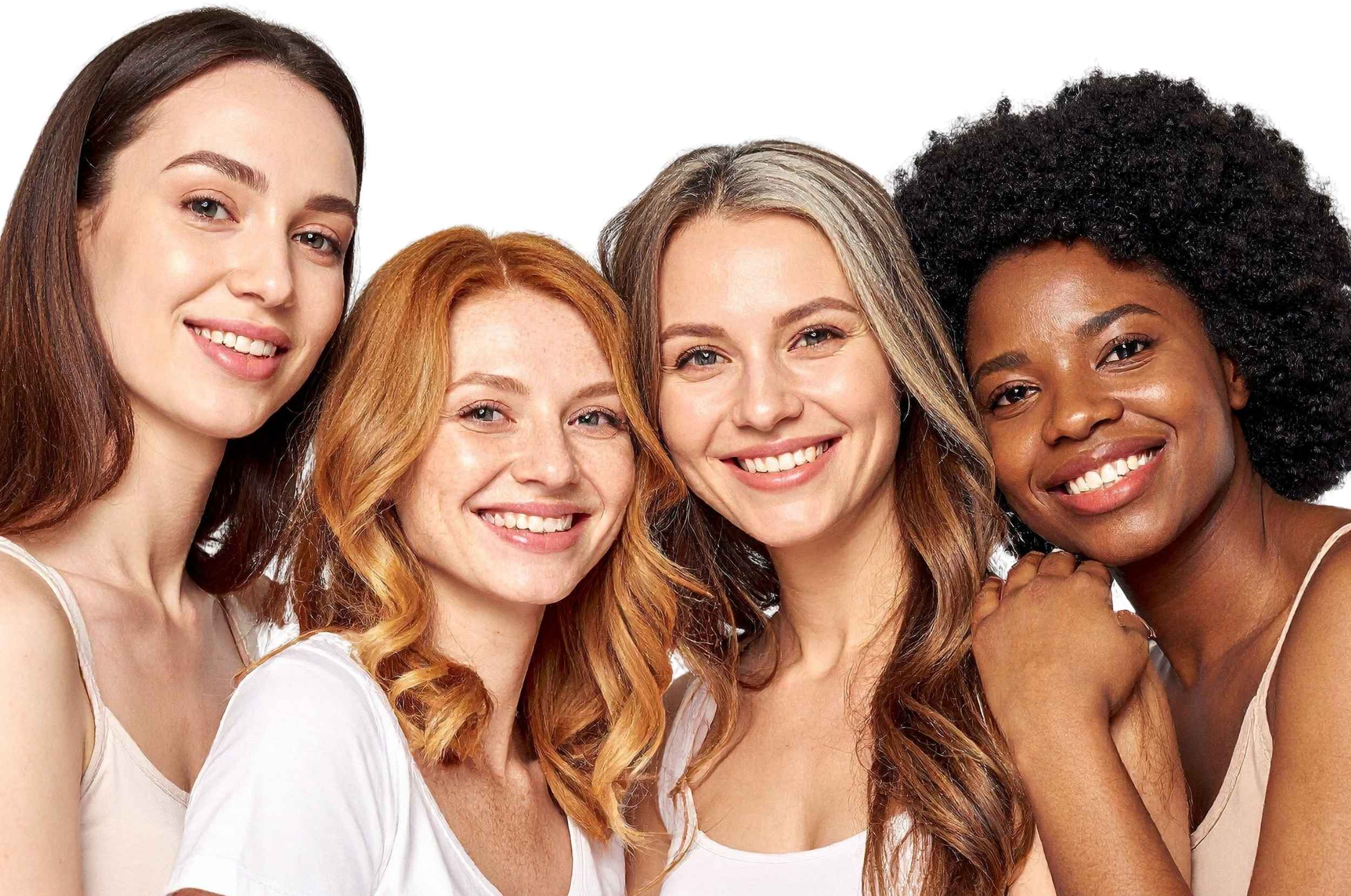 Quattro donne con diversi toni di pelle sorridenti e positive, che rappresentano l'inclusività e l'empowerment della bellezza contemporanea, riflettendo la filosofia di benessere e positività del brand