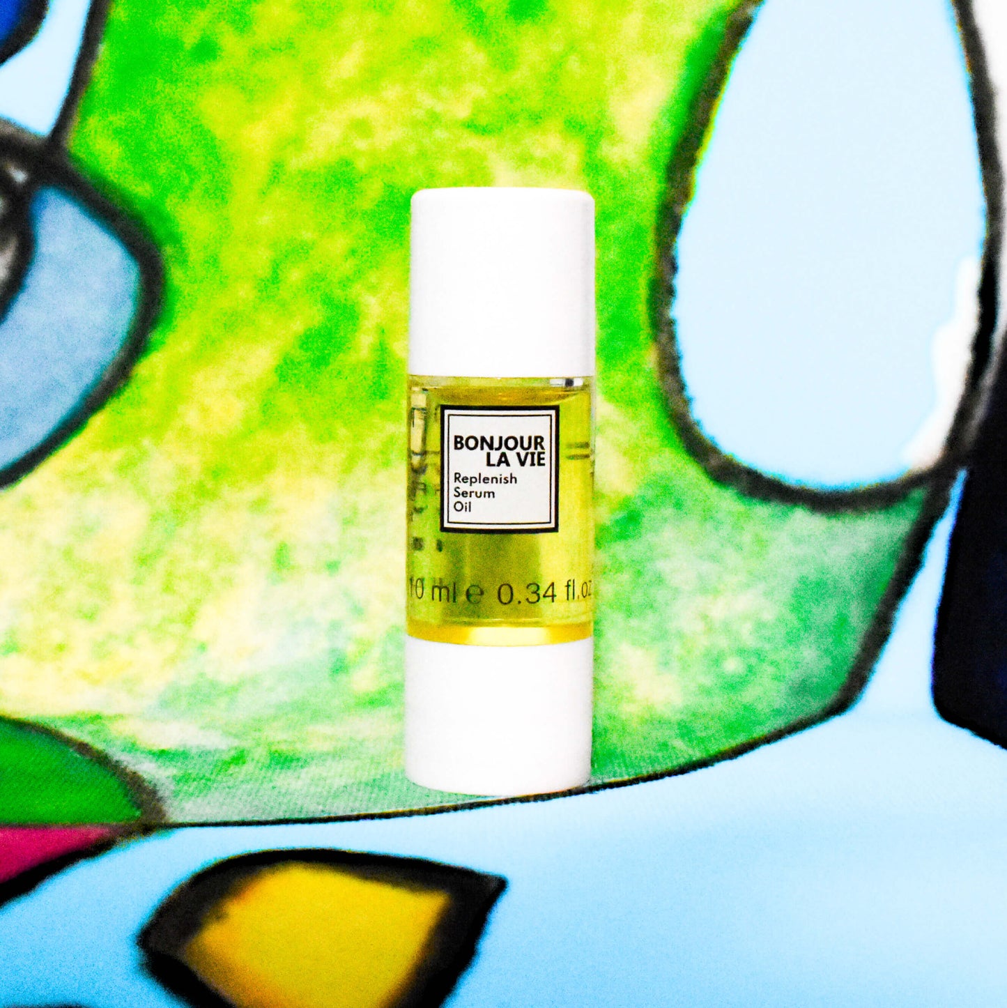 Immagine del flacone di replenish serum oil con un particolare della tela dalla tela dalla quale è stato tratto il packaging sullo sfondo