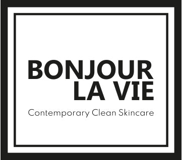Logo Brand Bonjour La Vie. Rettangolo a doppio bordo nero su campo bianco. Al centro Bonjour in maiuscolo, seconda riga La Vie in maiuscolo. Terza riga Contemporary Clean Skincare. Tutto scritto in nero