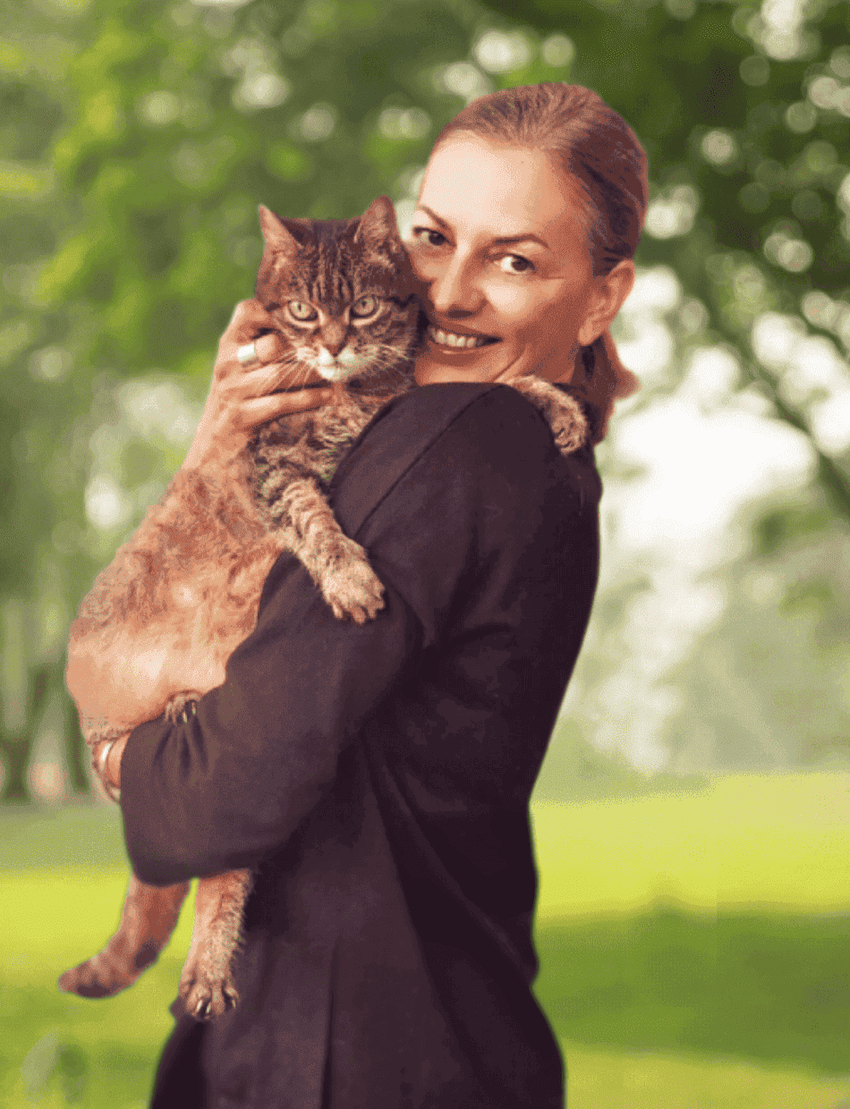 Sonia, la fondatrice di Bonjour La Vie, con la sua amata Jacqueline, Micia Gatta per tutti