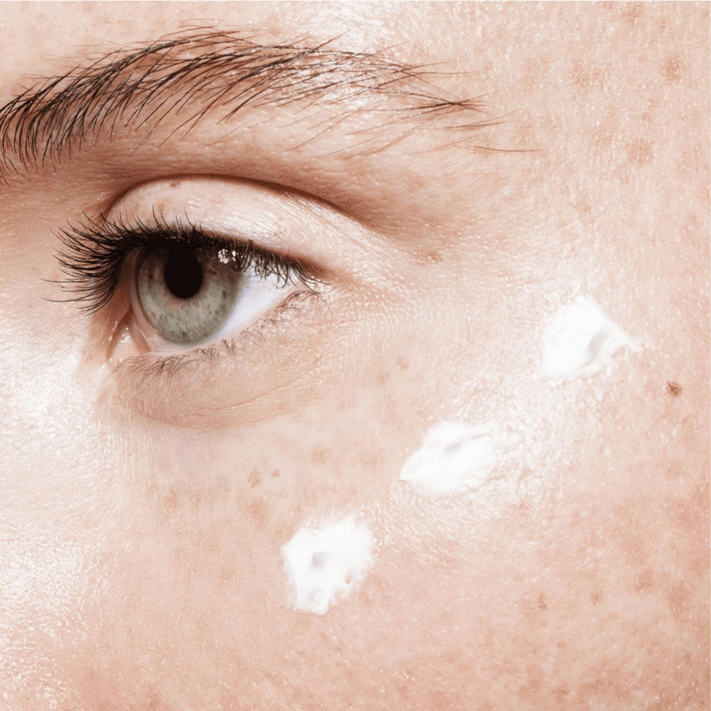 Applicazione di All In One Eye And Lip Contour Cream di Bonjour La Vie: poco prodotto sulla zona contorno occhi.