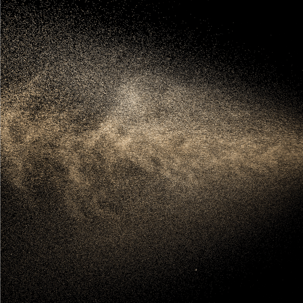 Dettaglio della nebulizzazione di All Over Toner Mist Bonjour La Vie erogata su sfondo scuro.