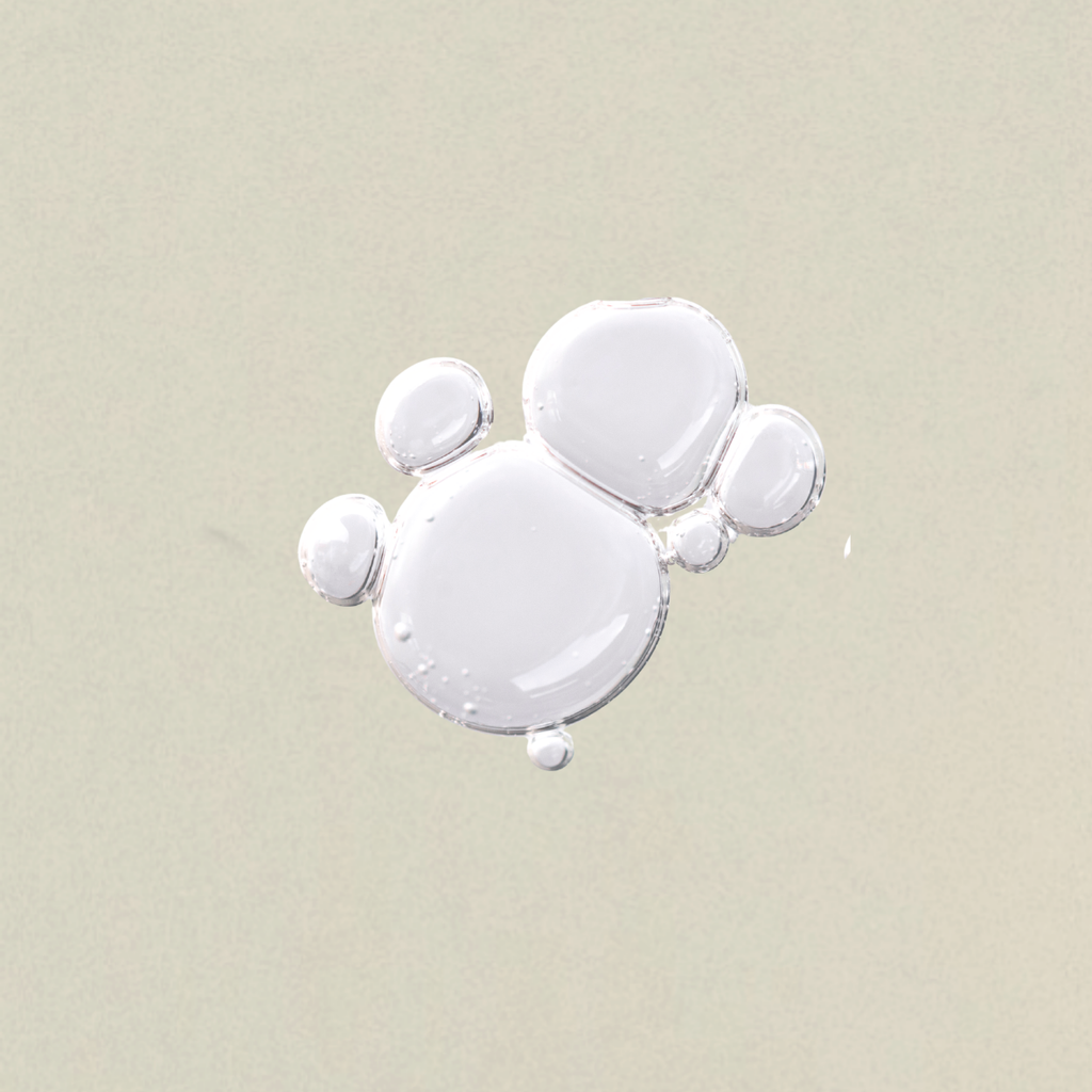 Dettaglio della texture di Biphasic Make Up Remover Bonjour La Vie su fondo neutro.