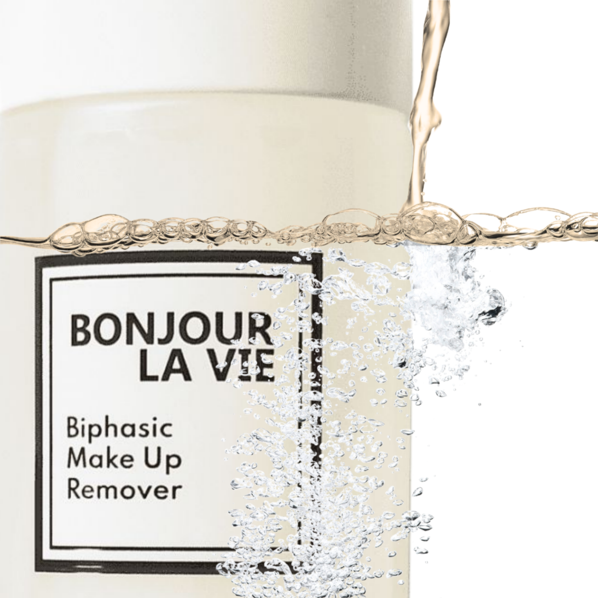 Primo piano di Biphasic Make Up Remover Bonjour La Vie tra due strati di liquido, con fase oleosa in alto ed acquosa con bolle in basso.
