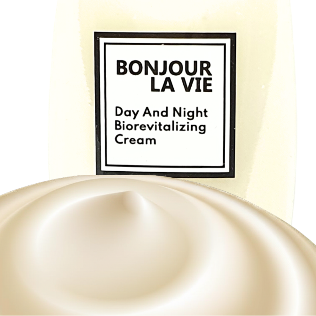 Primo piano della texture di Day And Night BioRevitalizing Cream Bonjour La Vie in evidenza davanti al flacone.