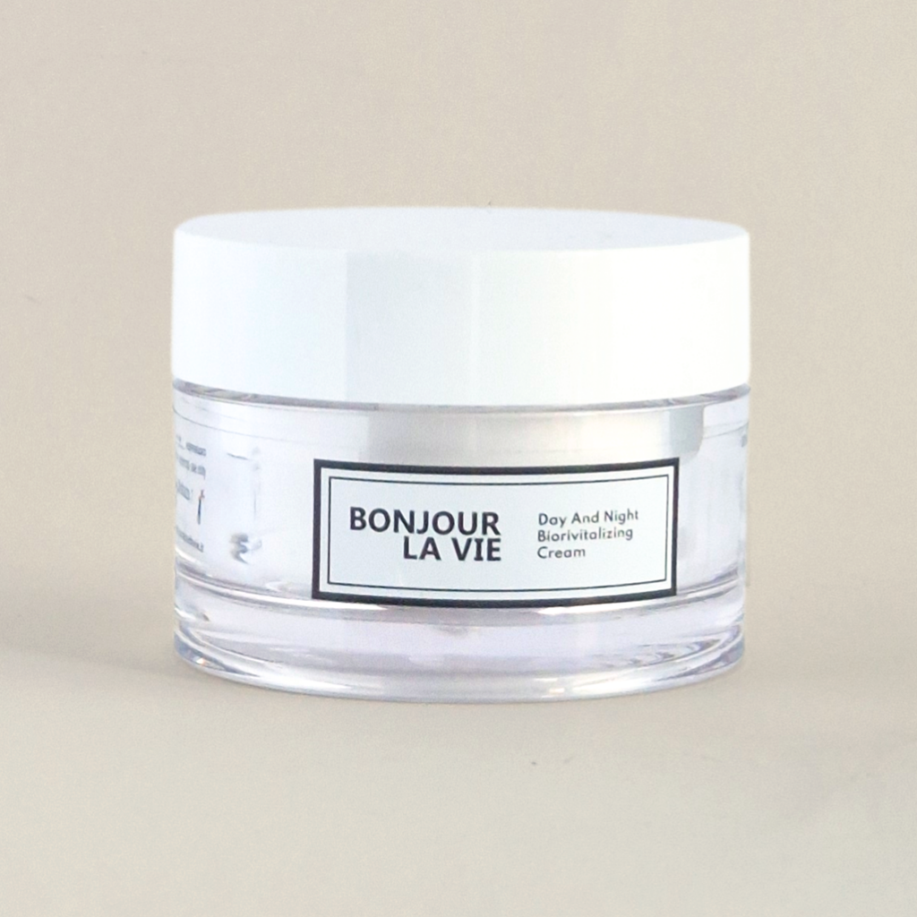 Flacone da 50 ml con tappo bianco e vaso trasparente Day And Night BioRevitalizing Cream di Bonjour La Vie.