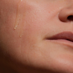Dettaglio della texture di EverSolution Serum Oil di Bonjour La Vie sul viso.