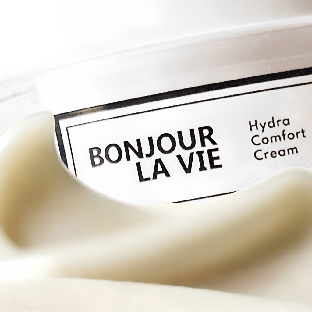 Primo piano della texture di Hydra Comfort Cream di Bonjour La Vie in evidenza davanti al vaso.