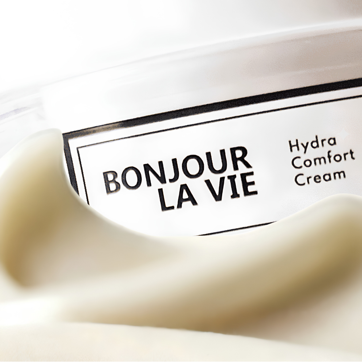 Primo piano della texture di Hydra Comfort Cream di Bonjour La Vie in evidenza davanti al vaso.