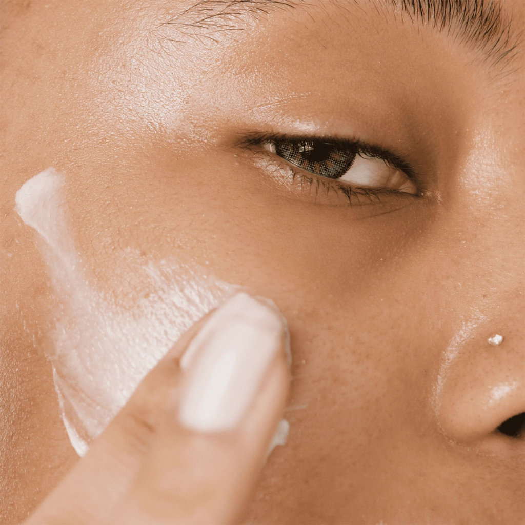 Dettaglio della texture di Hydra Comfort Cream di Bonjour La Vie sul viso.