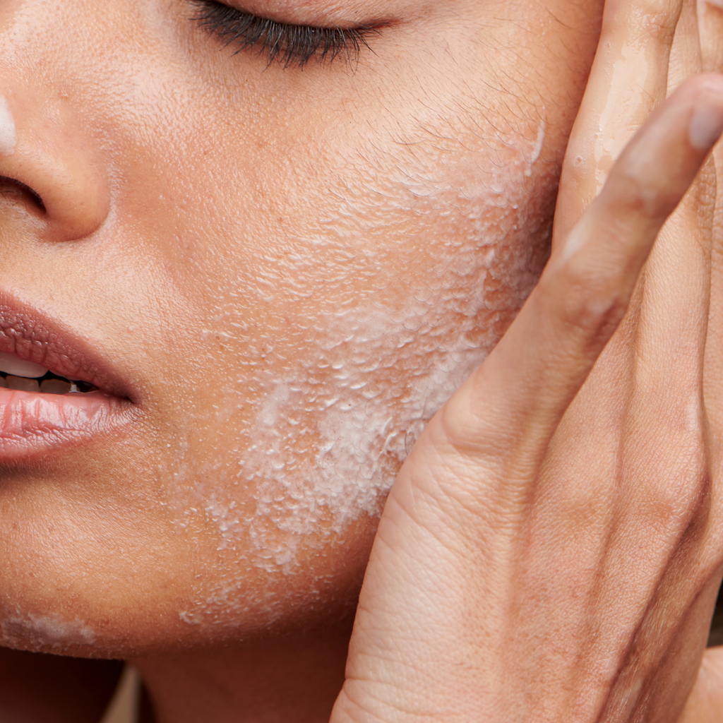 One Step Cleansing Milk di Bonjour La Vie massaggiato sul viso.