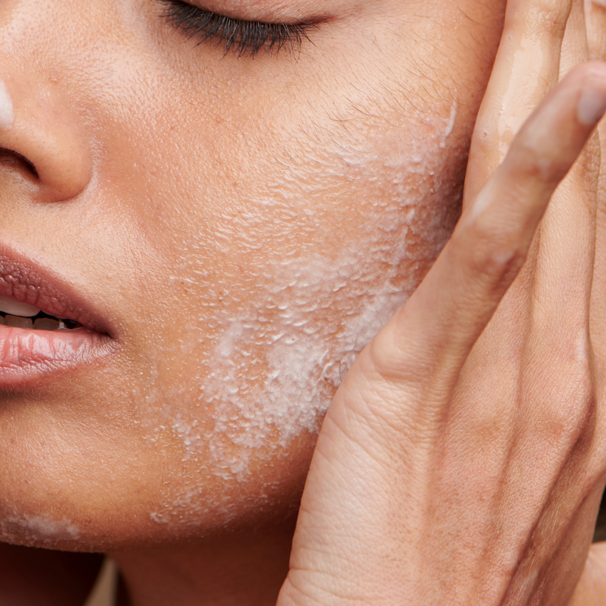 One Step Cleansing Milk di Bonjour La Vie massaggiato sul viso.