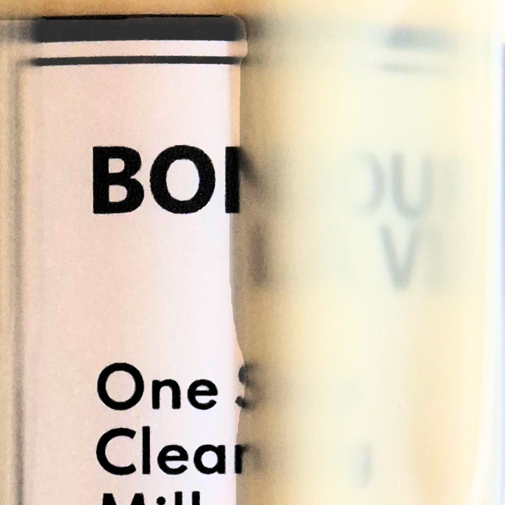 Texture di One Step Cleansing Milk di Bonjour La Vie che scende lungo il flacone.