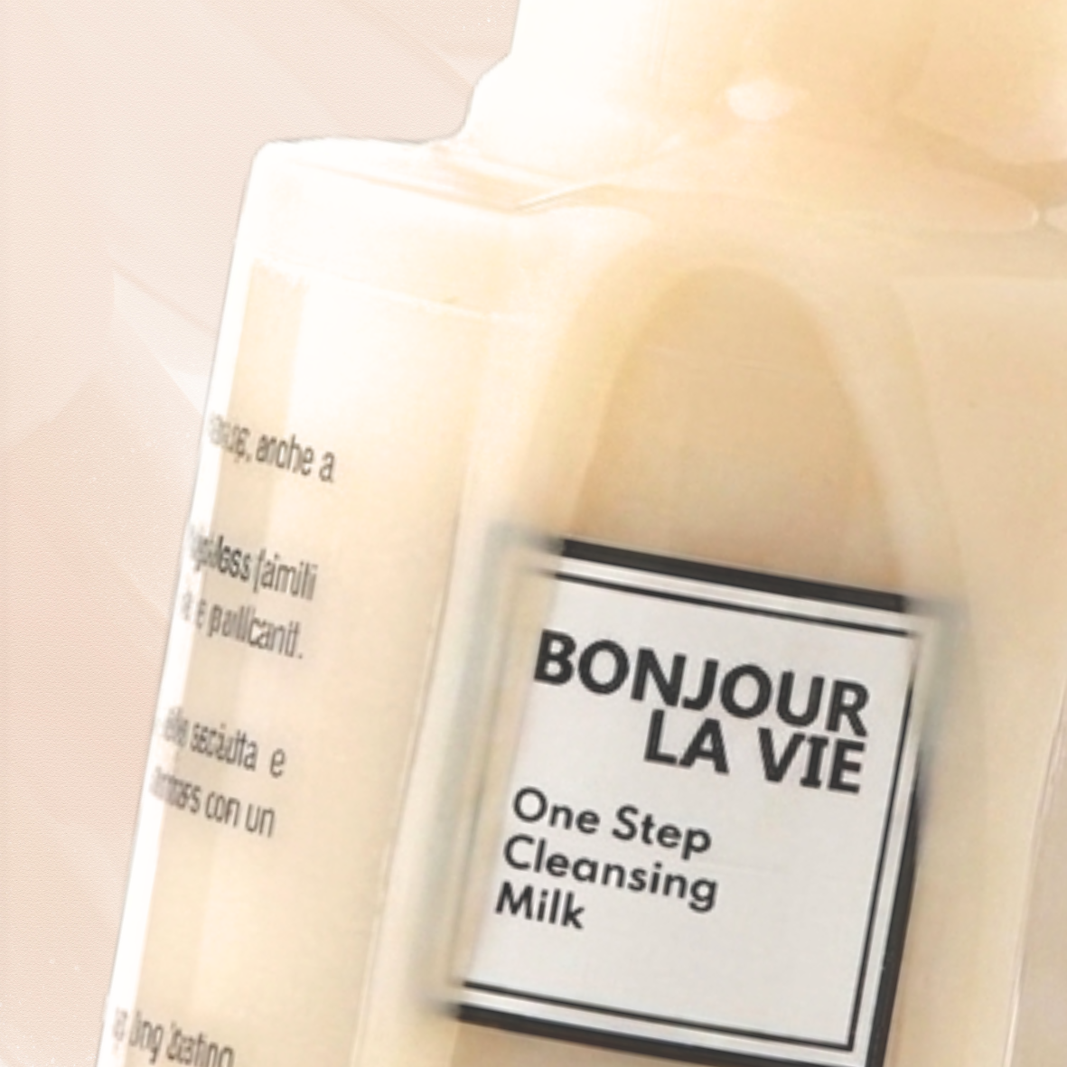 Texture di One Step Cleansing Milk di Bonjour La Vie che scende lungo il flacone.
