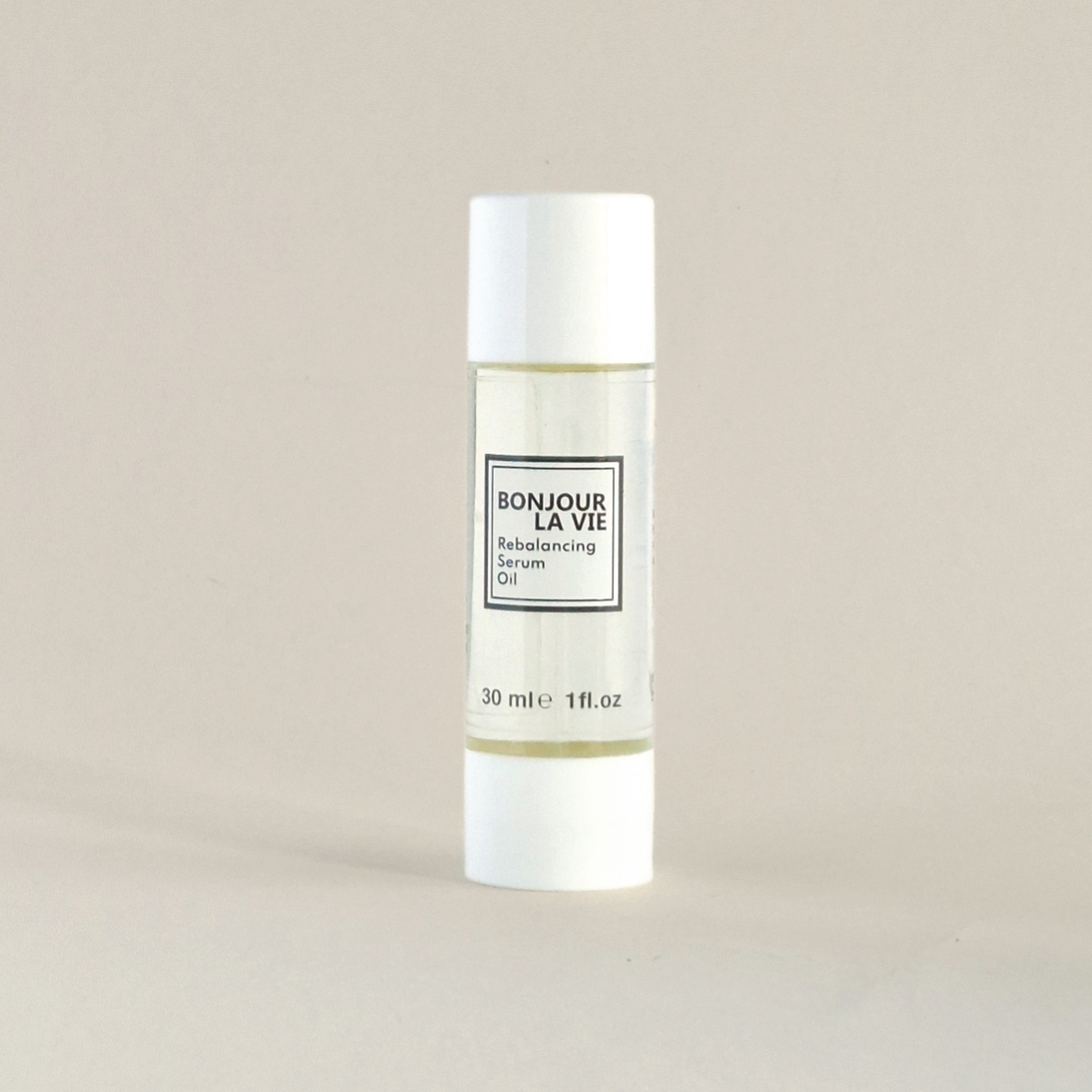 Flacone da 30 ml con tappo bianco e flacone trasparente di Rebalancing Serum Oil di Bonjour La Vie.