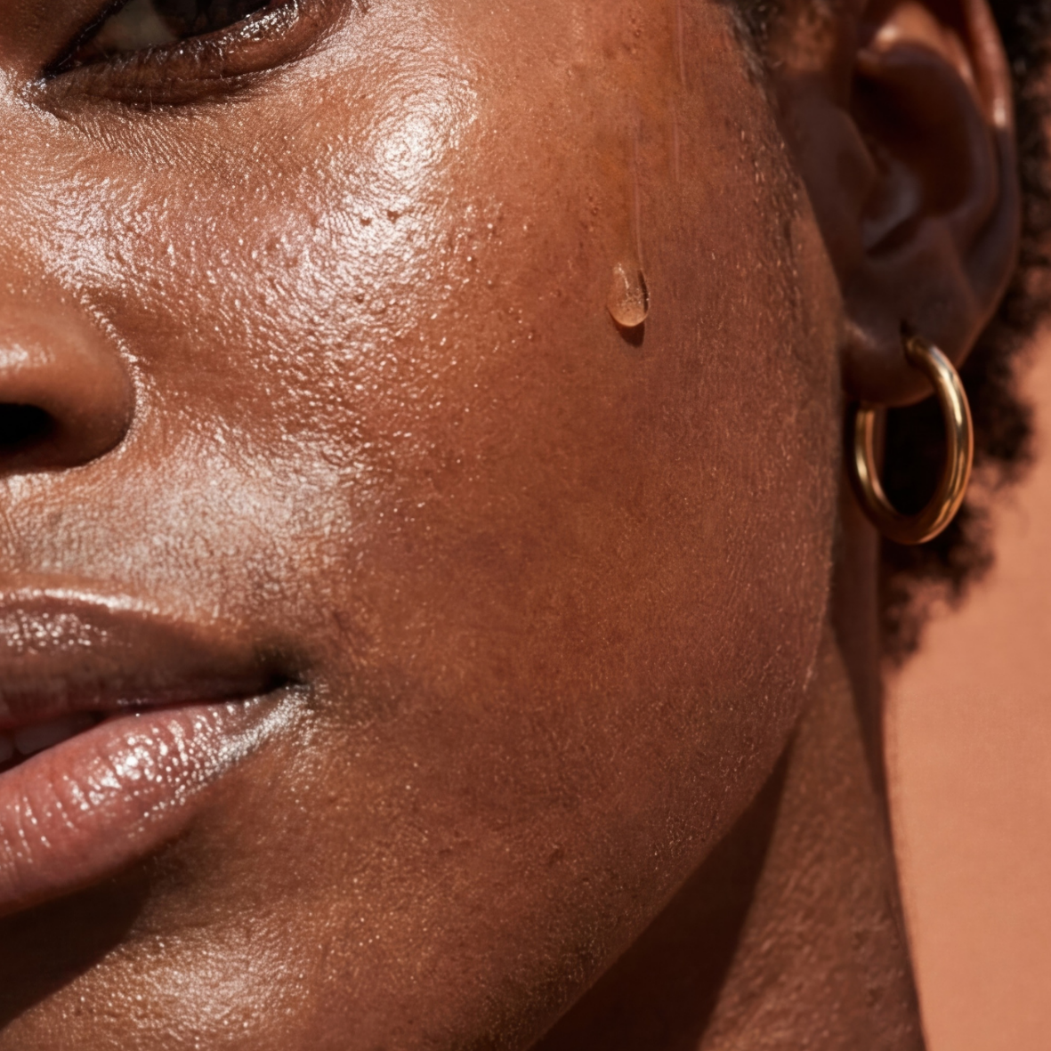 Dettaglio della texture di Rebalancing Serum Oil di Bonjour La Vie sul viso.