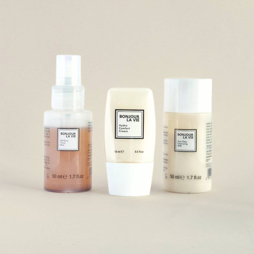 Rituale Abbraccio Bonjour La Vie con One Step Cleansing Milk, All Over Toner Mist e Hydra Comfort Cream nel formato discovery.