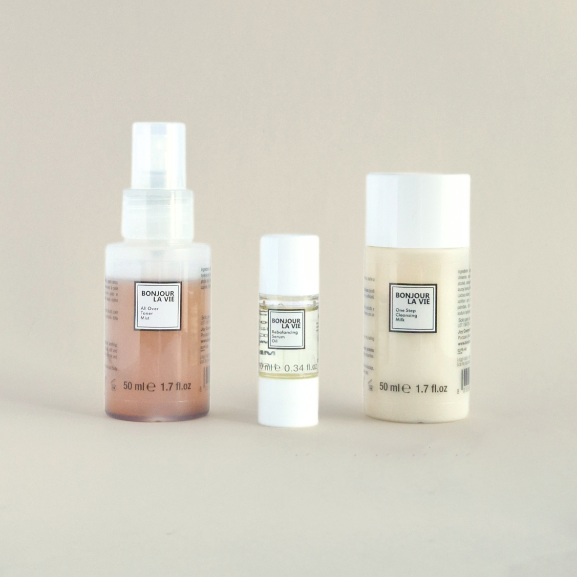 Rituale Essenza Bonjour La Vie con One Step Cleansing Milk, All Over Toner Mist e Rebalancing Serum Oil in formato discovery.
