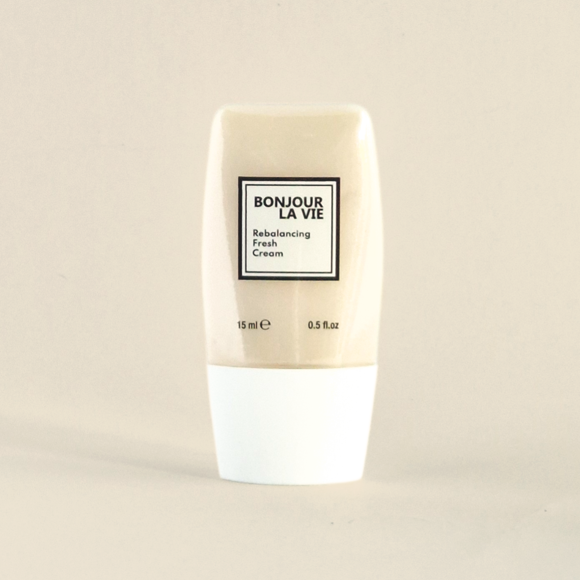 Flacone da 15 ml con tappo bianco e vaso trasparente di Rebalancing Fresh Cream di Bonjour La Vie.