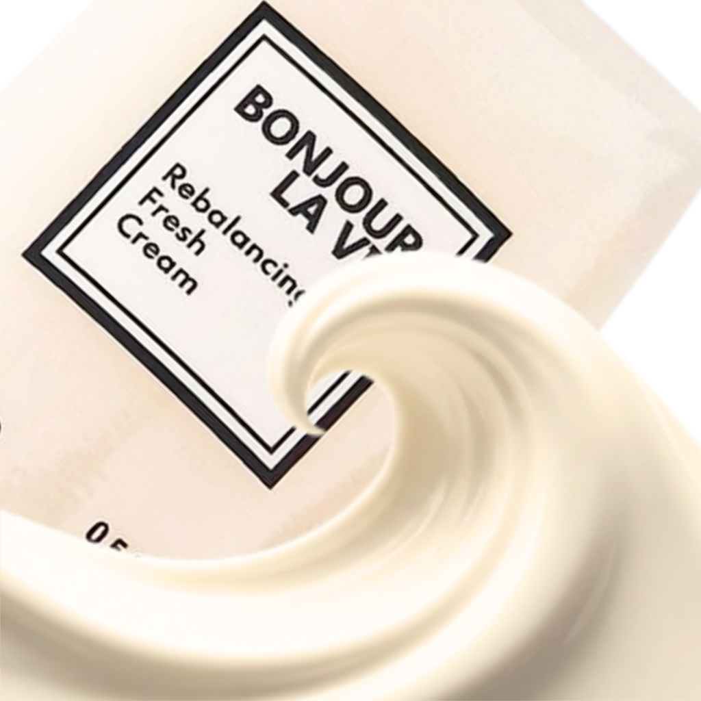 Primo piano della texture di Rebalancing Fresh Cream di Bonjour La Vie in evidenza davanti al flacone.