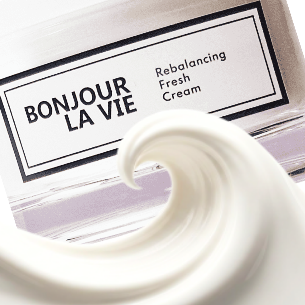 Primo piano della texture di Rebalancing Fresh Cream di Bonjour La Vie in evidenza davanti al vaso.