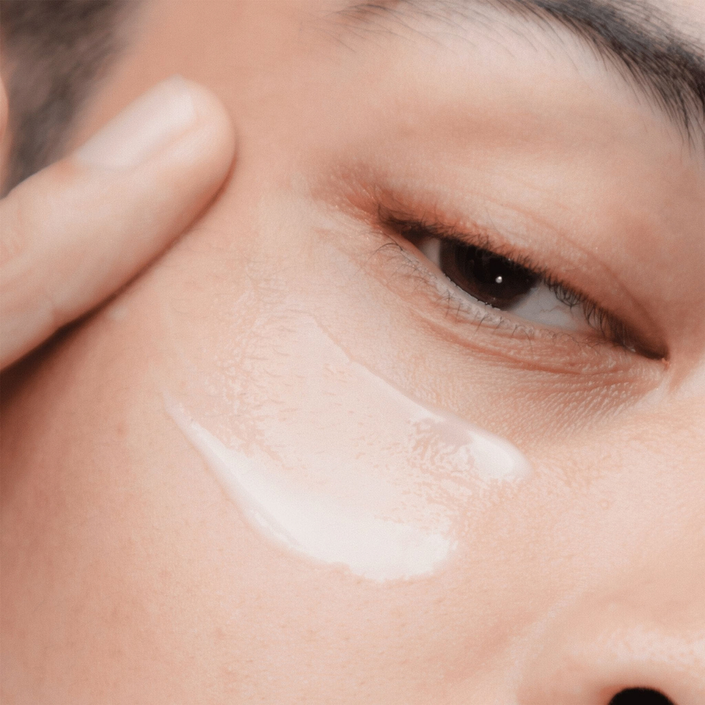 Dettaglio della texture di Rebalancing Fresh Cream di Bonjour La Vie sul viso.