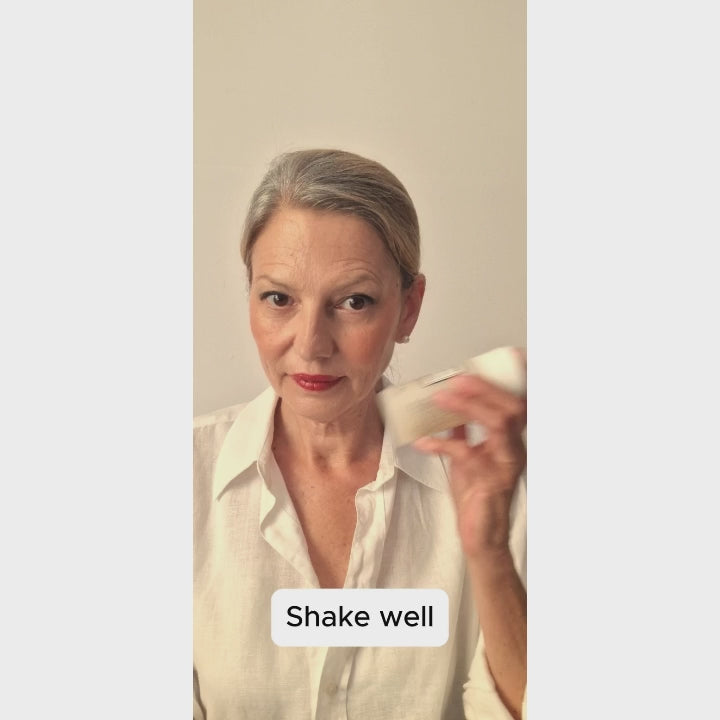 Video tutorial Bonjour La Vie Biphasic Make Up Remover: agita il flacone, versa il prodotto su un dischetto, appoggialo 5 secondi sull'occhio chiuso e scorrilo verso il basso lungo le ciglia.