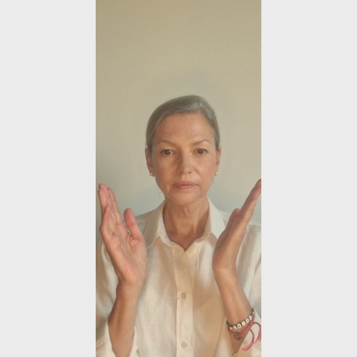 Video tutorial Attivazione Mattina Luce: metti i palmi a coppa sul viso, fai 3 respiri profondi per accogliere l'energia e riapri gli occhi.