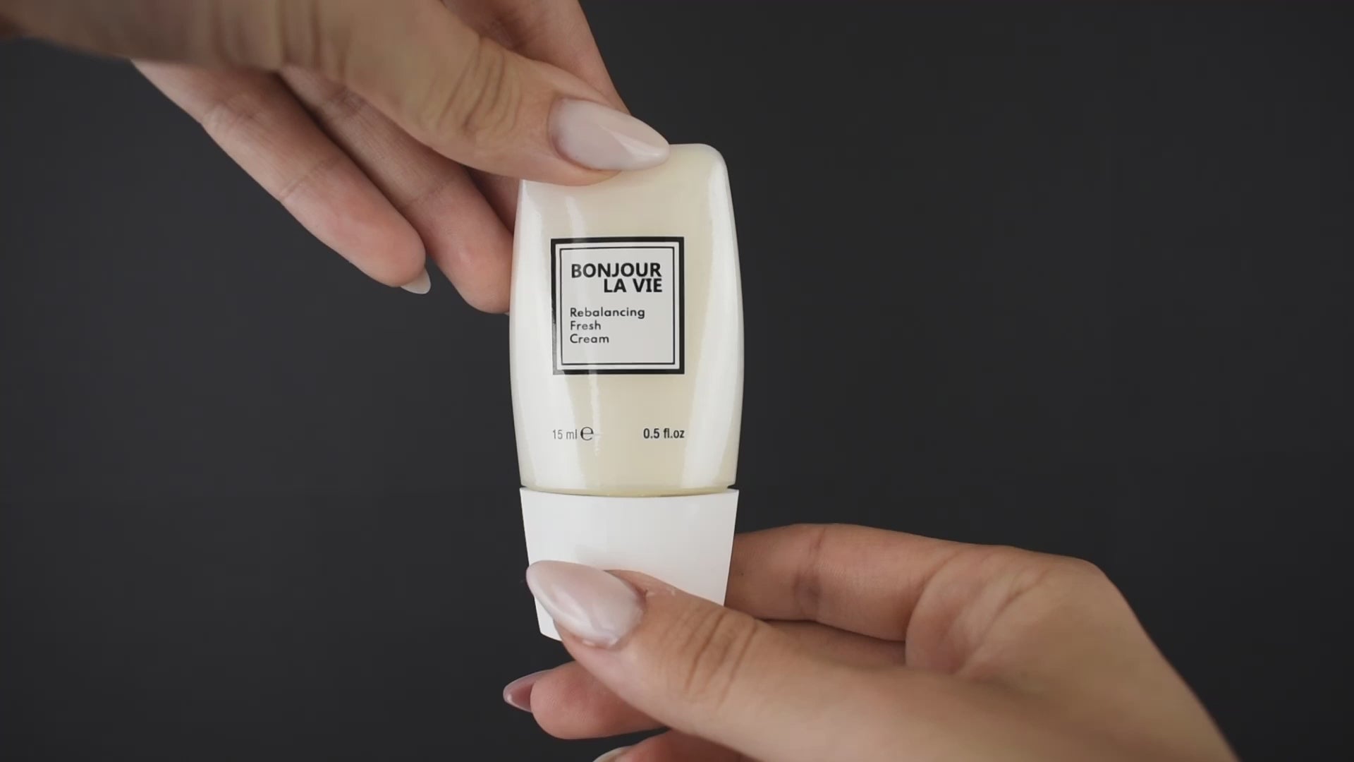 Breve video che mostra la texture del prodotto sulla mano