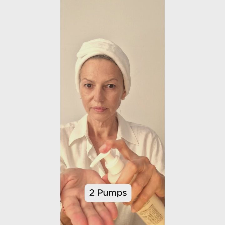 Video tutorial One Step Cleansing Milk Bonjour La Vie: massaggia 2 erogazioni su viso e collo, rimuovi con dischetto e risciacqua con acqua.